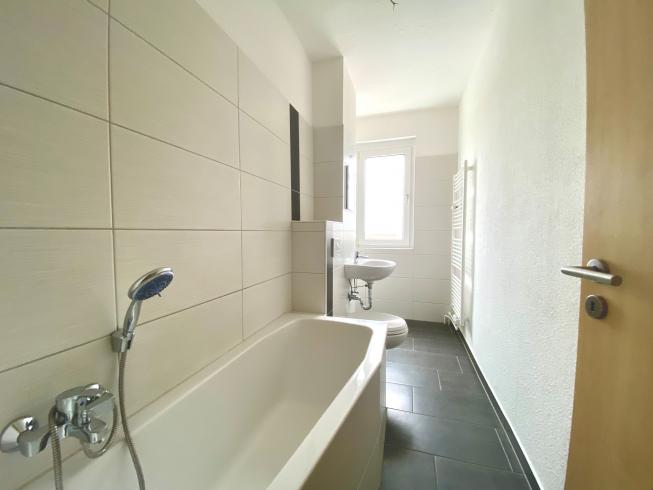 Moderne 3-Raum-Wohnung mit Balkon: Bad
